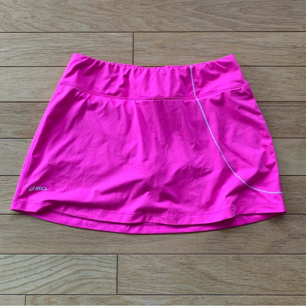 Tennis skirt- ASICS 
Such soft material 
Size M 
Built in shorts